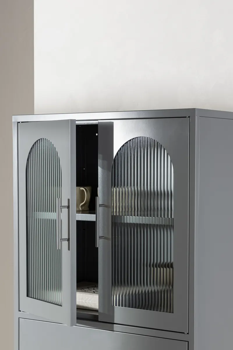 La Paz Highboard mit Glastüren und Schubladen in Hellgrau, im Wohnraum, Ansicht 2
