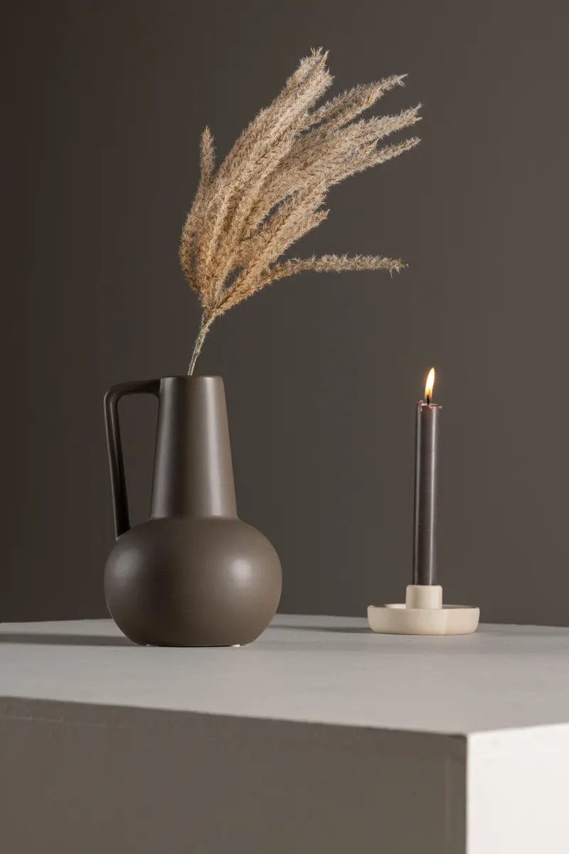 Lane Vase in Krugform mit Henkel in Braun, im Wohnraum, Ansicht 1