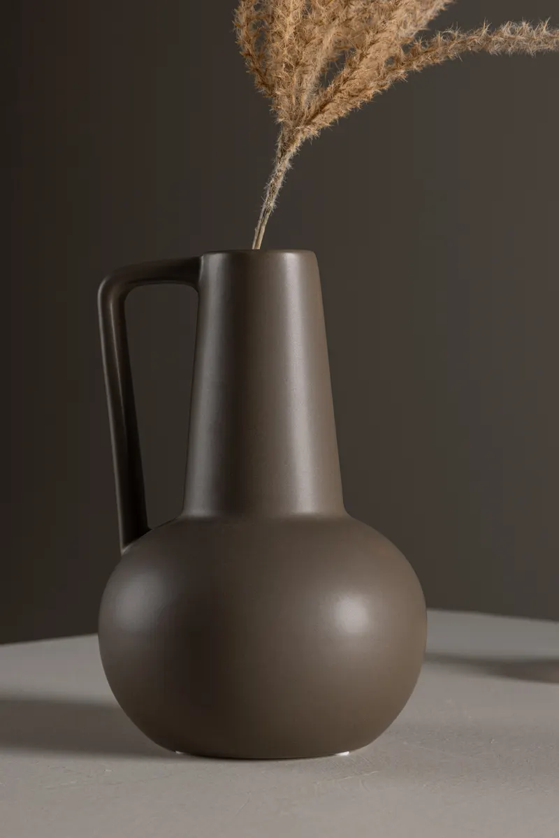 Lane Vase in Krugform mit Henkel in Braun, im Wohnraum, Ansicht 2