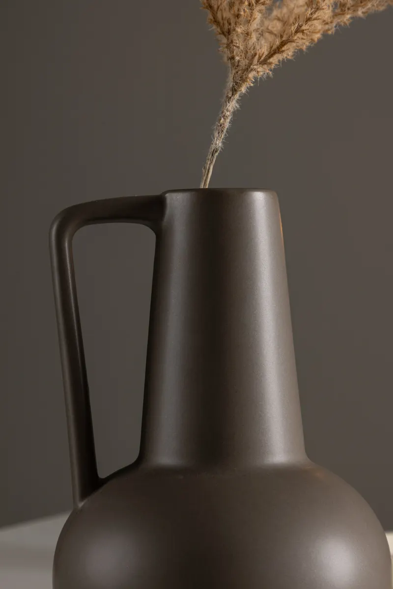 Lane Vase in Krugform mit Henkel in Braun, im Wohnraum, Ansicht 3