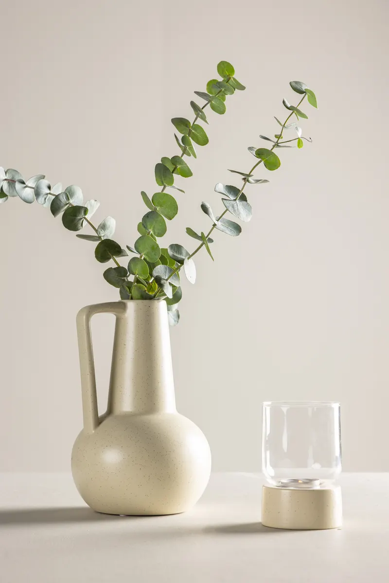 Lane Vase in Krugform mit Henkel in Beige, im Wohnraum, Ansicht 1