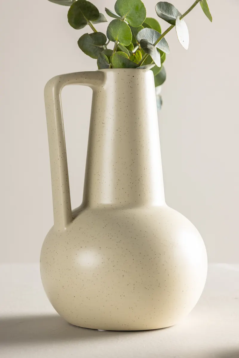 Lane Vase in Krugform mit Henkel in Beige, im Wohnraum, Ansicht 2