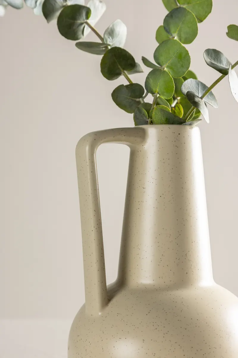 Lane Vase in Krugform mit Henkel in Beige, im Wohnraum, Ansicht 3