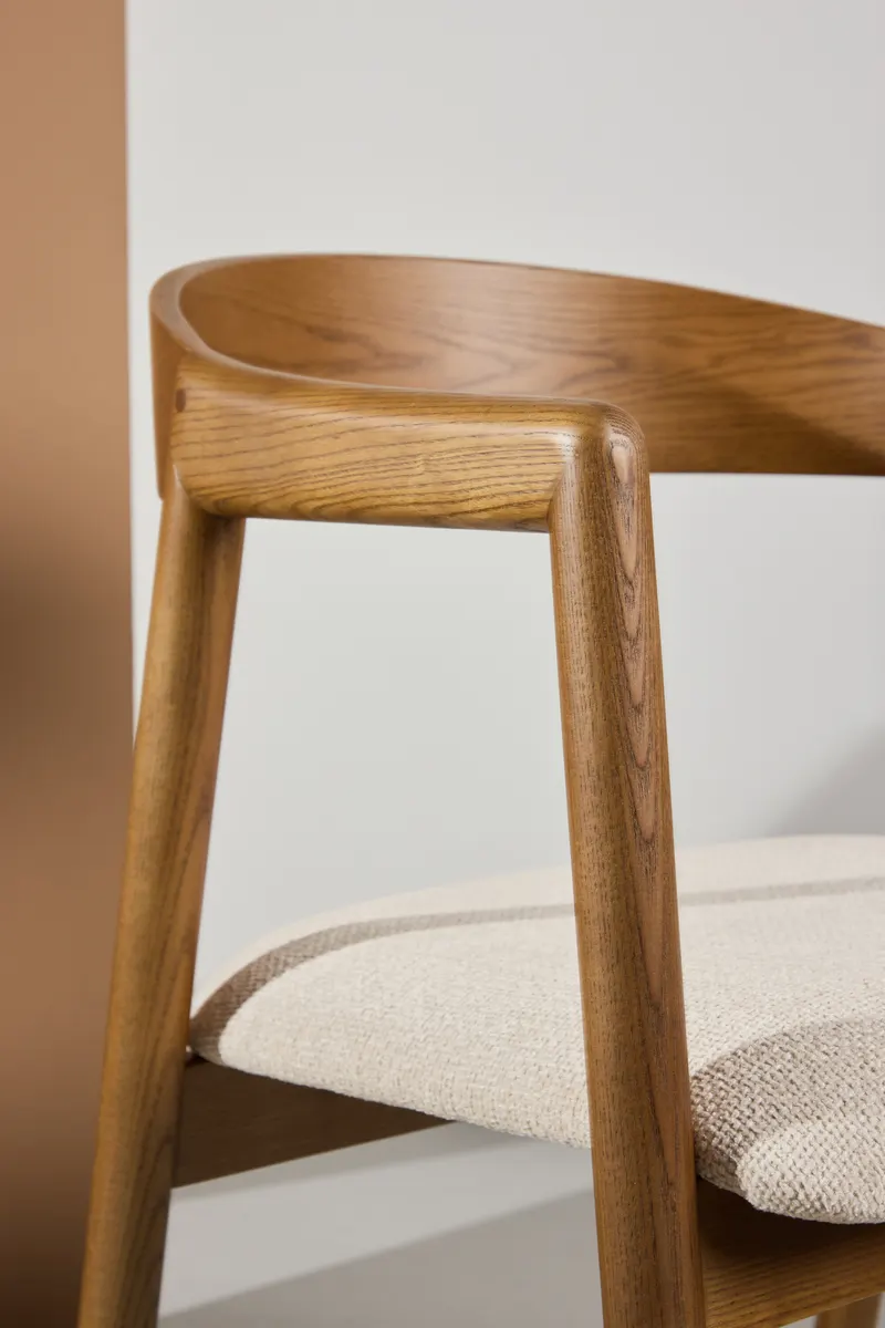 Långön Esszimmerstuhl mit Armlehnen in Beige, Gestell Dunkelbraun, Polyester, im Wohnraum, Ansicht 2