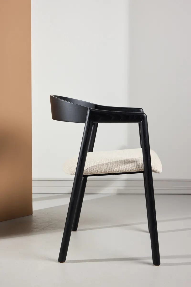 Långön Esszimmerstuhl mit Armlehnen in Beige, Gestell Schwarz, Polyester, im Wohnraum, Ansicht 4