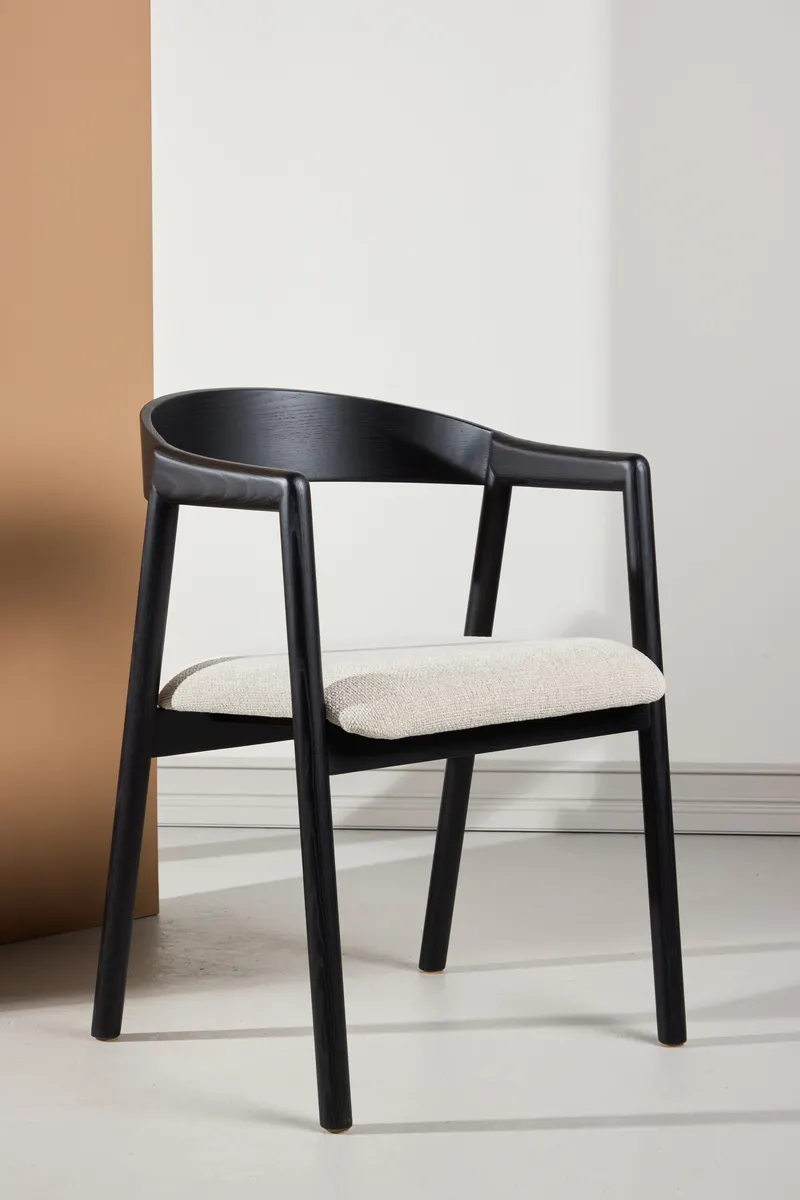 Långön Esszimmerstuhl mit Armlehnen in Beige, Gestell Schwarz, Polyester, im Wohnraum, Ansicht 1