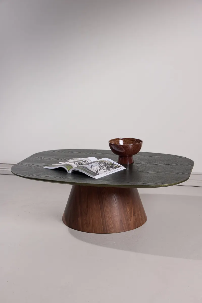 Lanzo Couchtisch 120 × 92,5 cm mit kegelförmigem Mittelfuß in Dunkelgrün, Gestell Mokka, im Wohnraum, Ansicht 1