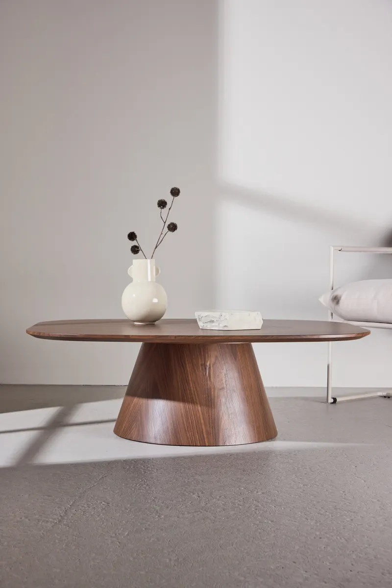 Lanzo Couchtisch 120 × 92,5 cm mit kegelförmigem Mittelfuß in Mokka, im Wohnraum, Ansicht 1
