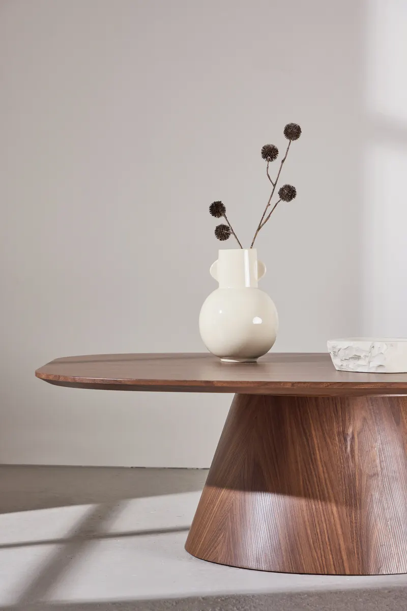 Lanzo Couchtisch 120 × 92,5 cm mit kegelförmigem Mittelfuß in Mokka, im Wohnraum, Ansicht 2