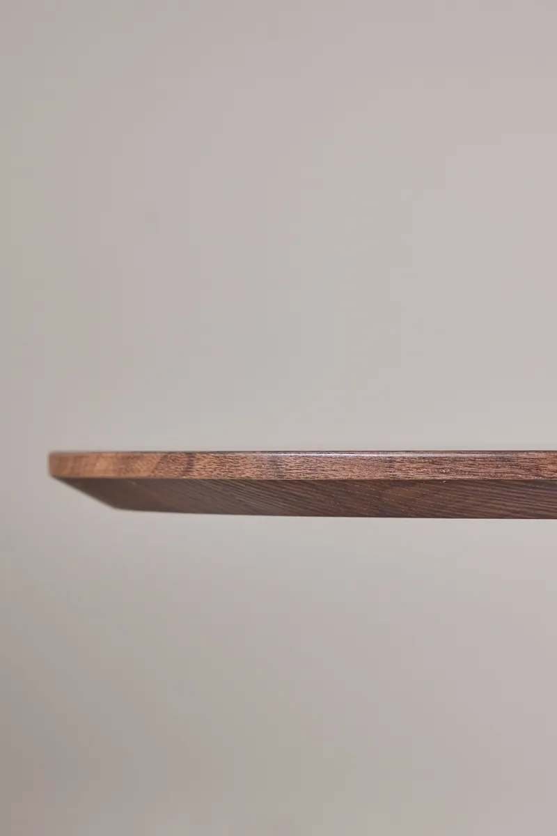 Lanzo Couchtisch 120 × 92,5 cm mit kegelförmigem Mittelfuß in Mokka, im Wohnraum, Ansicht 3