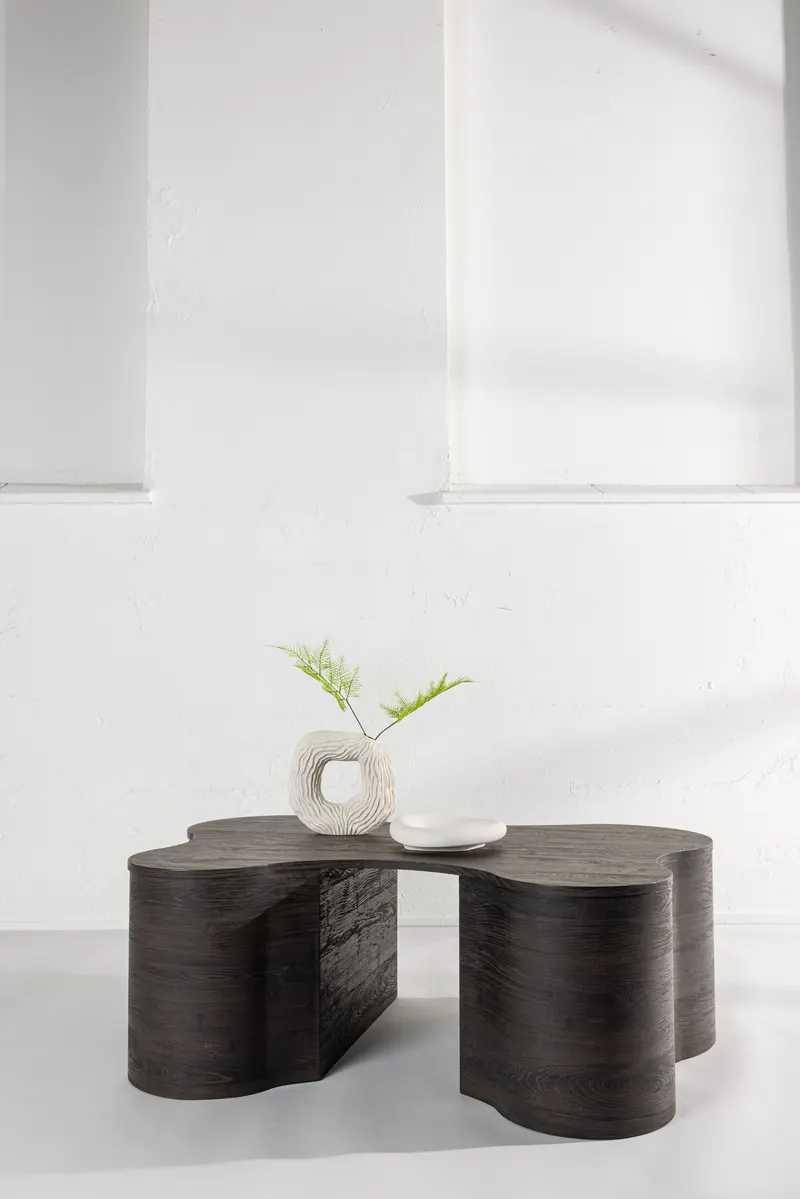 Larvik Couchtisch 130 × 90 cm auf zwei geschwungenen Sockeln, im Wohnraum, Ansicht 1