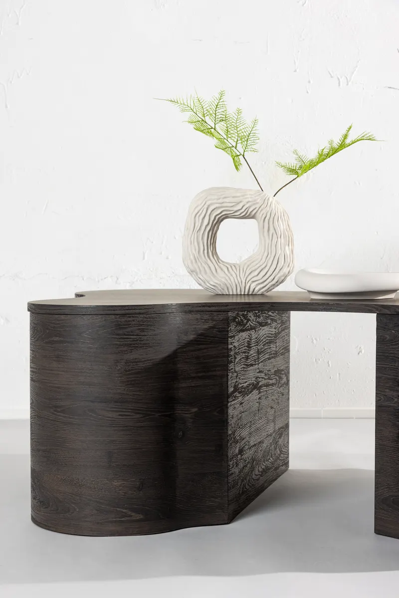 Larvik Couchtisch 130 × 90 cm auf zwei geschwungenen Sockeln, im Wohnraum, Ansicht 2