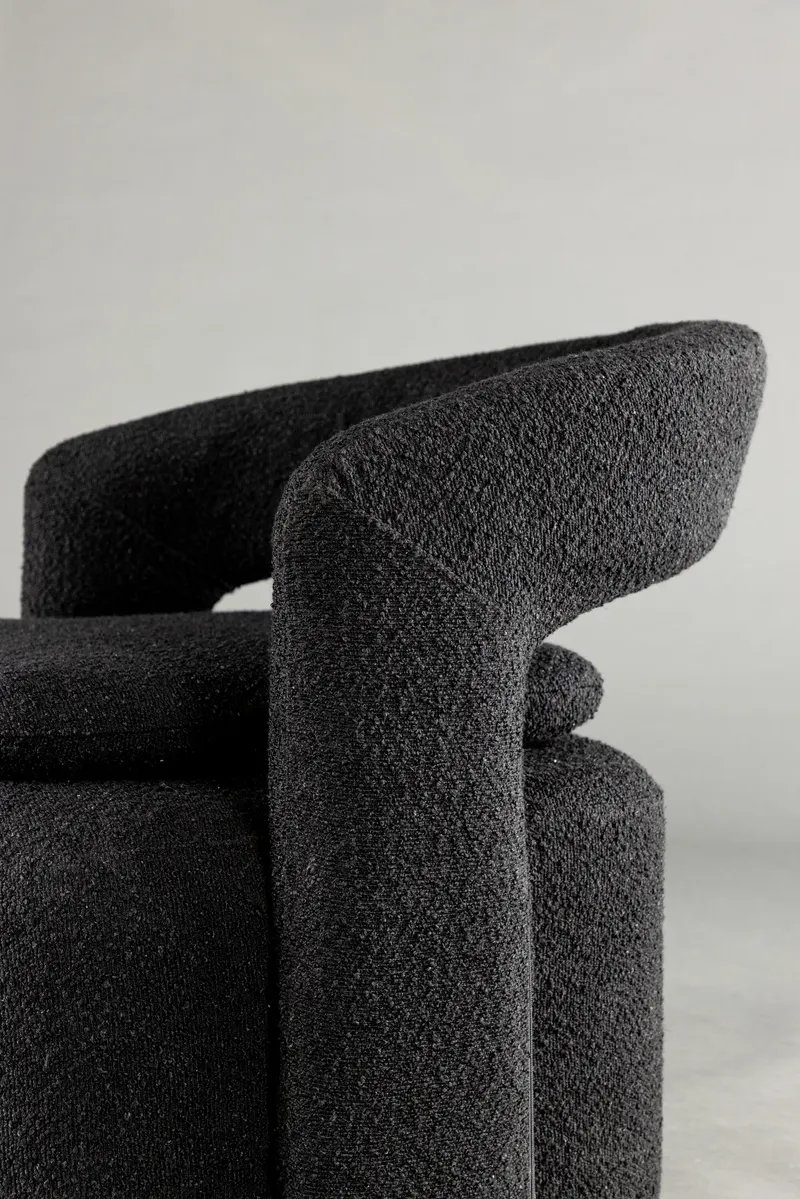 Laurel Sessel mit offener, gerundeter Rückenlehne in Schwarz, Polyester-Bouclé, im Wohnraum, Ansicht 4