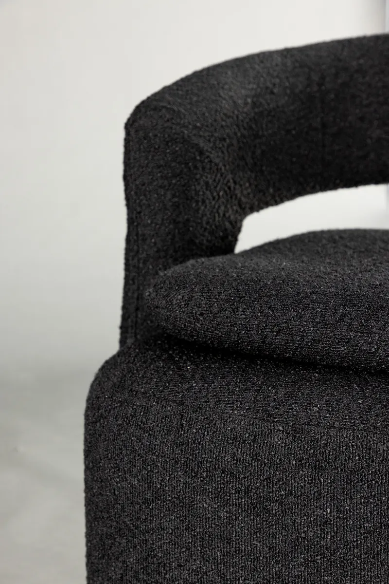 Laurel Sessel mit offener, gerundeter Rückenlehne in Schwarz, Polyester-Bouclé, im Wohnraum, Ansicht 3