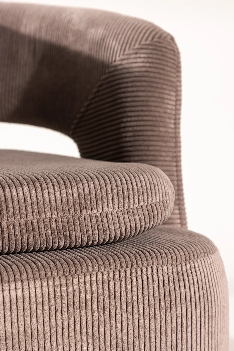 Laurel Sessel mit offener, gerundeter Rückenlehne in Braun, Gestell Schwarz, Polyester, im Wohnraum, Ansicht 3