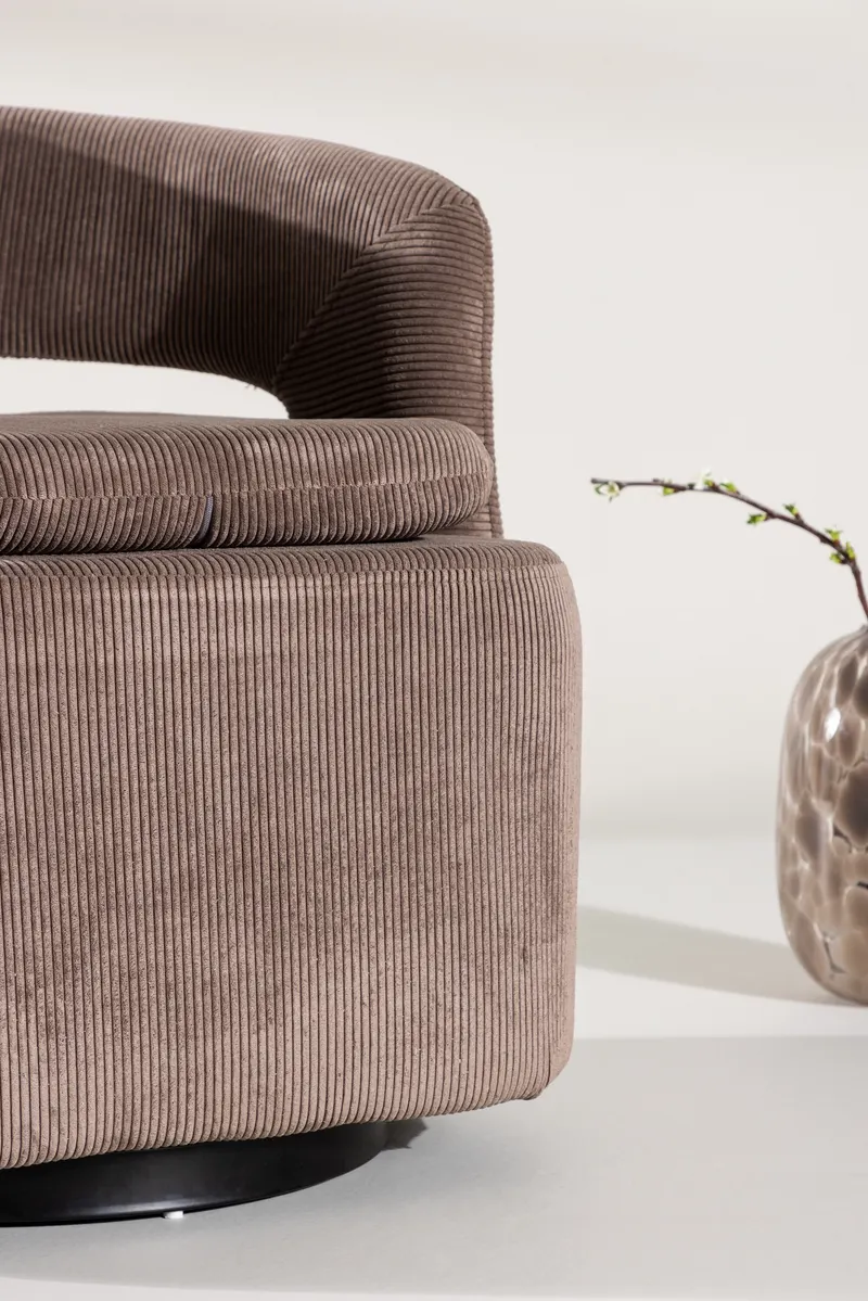 Laurel Sessel mit offener, gerundeter Rückenlehne in Braun, Gestell Schwarz, Polyester, im Wohnraum, Ansicht 2