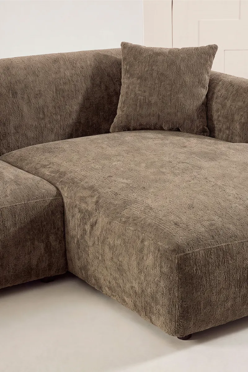 Leia Ecksofa mit Recamiere in Braun, Gestell Schwarz, rechts, im Wohnraum, Ansicht 3