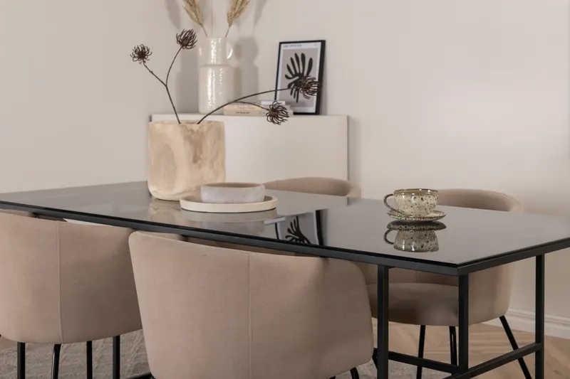Leif & Berit Essgruppe mit rechteckigem Glastisch und 4 gepolsterten Stühlen in Beige, Gestell Schwarz, im Wohnraum, Ansicht 5