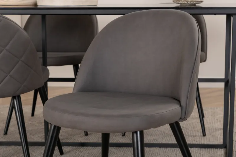 Leif & Velvet Essgruppe mit Glastisch und 4 Polsterstühlen mit Ziernaht in Grau, Gestell Schwarz, im Wohnraum, Ansicht 4