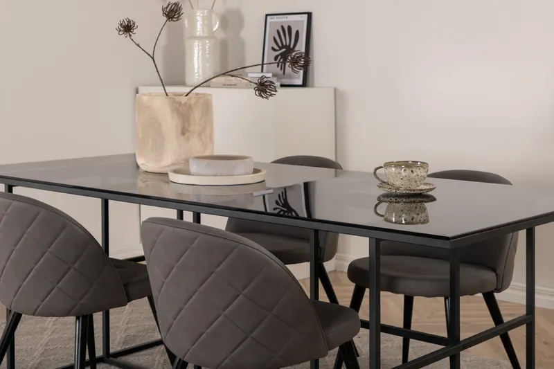 Leif & Velvet Essgruppe mit Glastisch und 4 Polsterstühlen mit Ziernaht in Grau, Gestell Schwarz, im Wohnraum, Ansicht 5