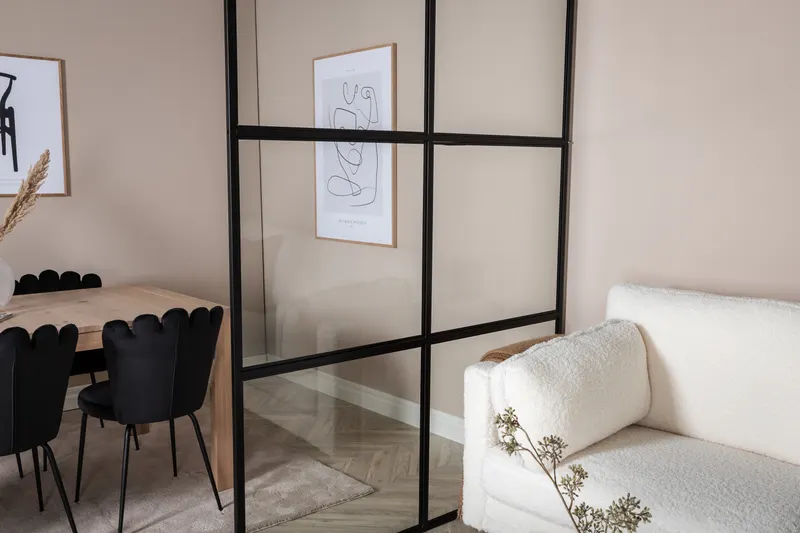 Leif Raumteiler aus Glas mit schwarzem Rahmen in 2 × 210 × 150 cm, im Wohnraum, Ansicht 2