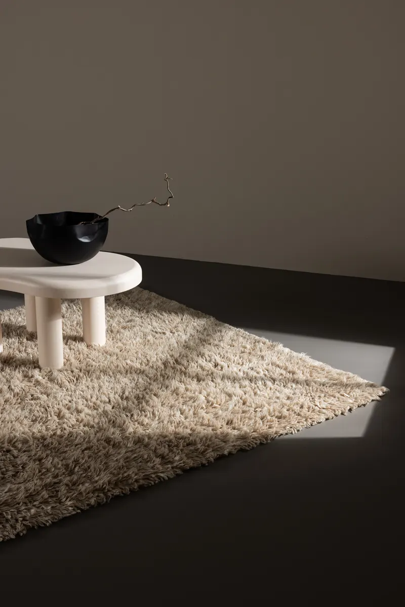 Leiko Wollteppich mit Hochflor, handgewebt in 300 × 200 cm, Beige, im Wohnraum, Ansicht 1