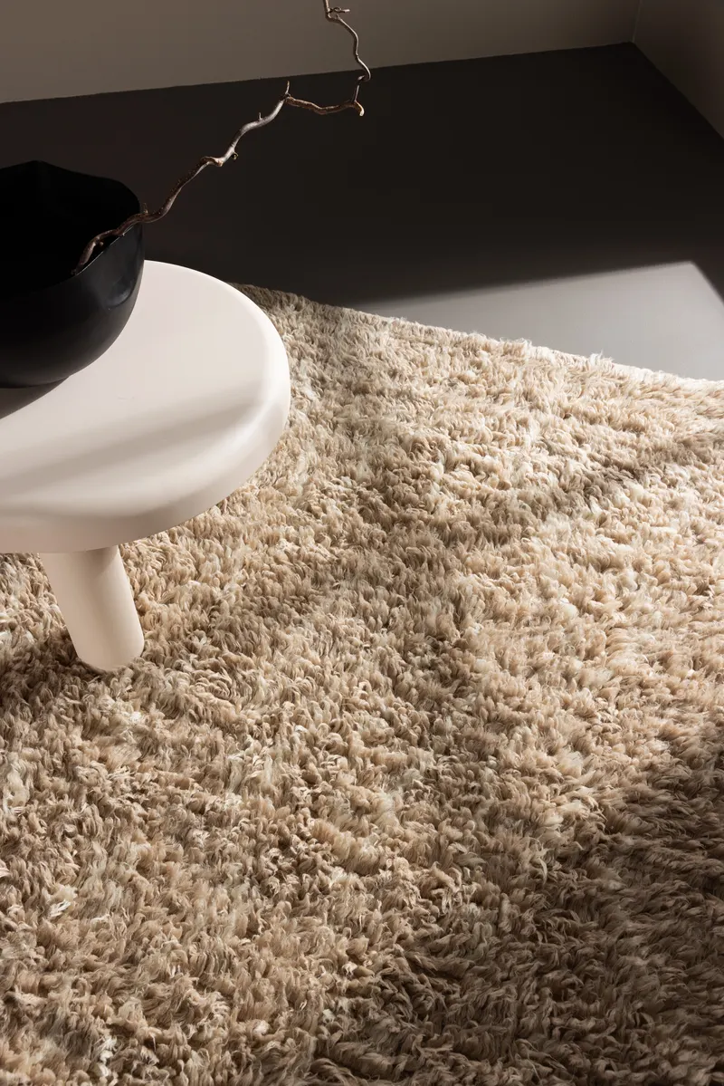 Leiko Wollteppich mit Hochflor, handgewebt in 300 × 200 cm, Beige, im Wohnraum, Ansicht 2