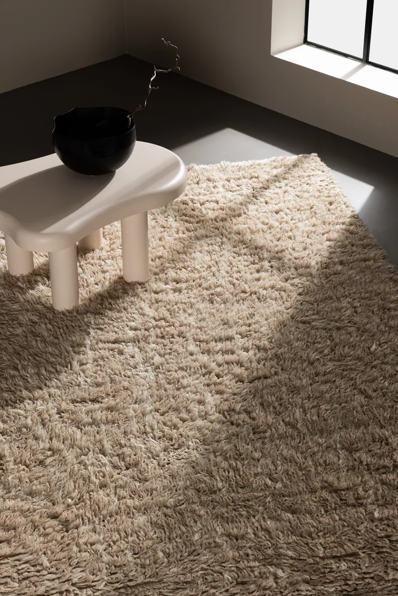 Leiko Wollteppich mit Hochflor, handgewebt in 300 × 200 cm, Beige, im Wohnraum, Ansicht 4