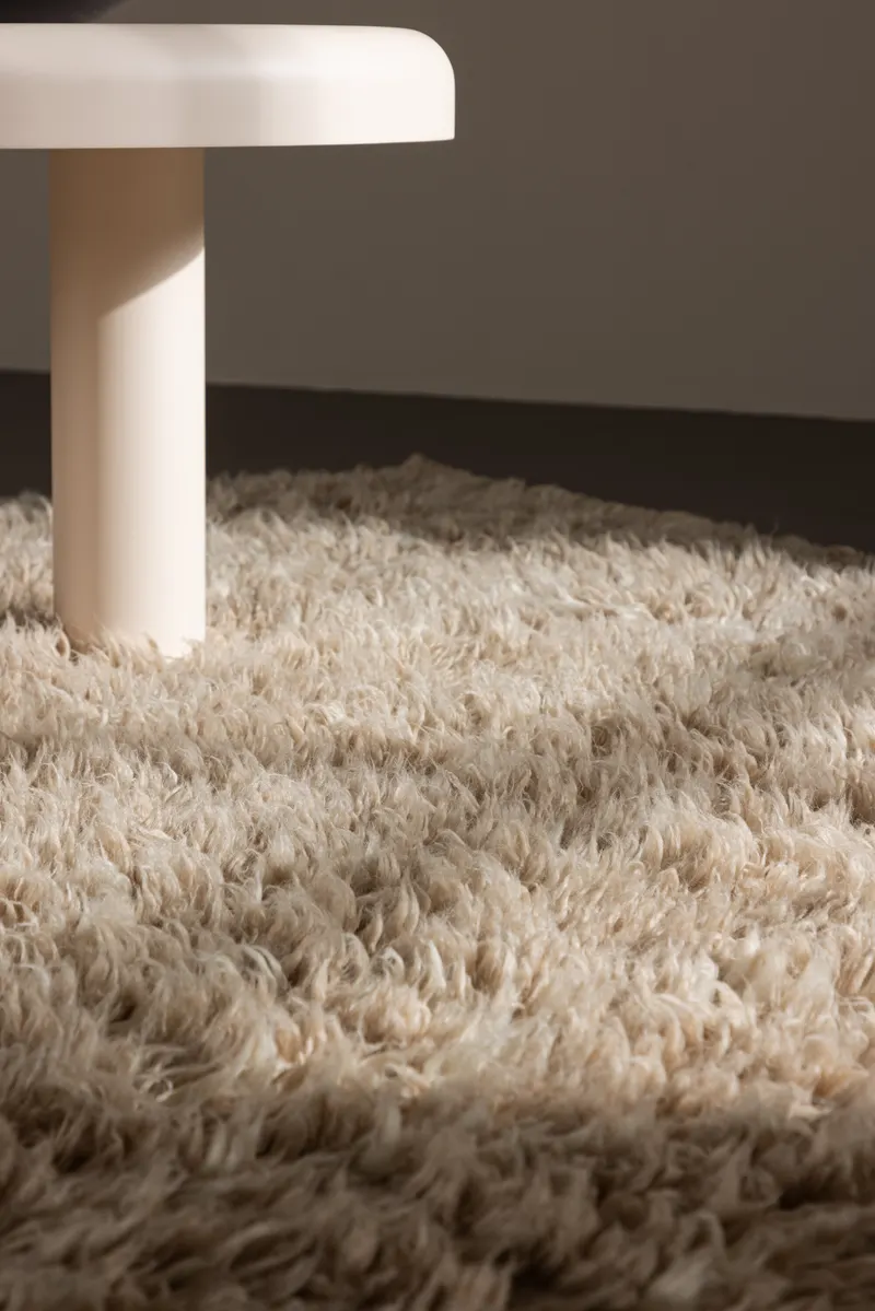 Leiko Wollteppich mit Hochflor, handgewebt in 300 × 200 cm, Beige, im Wohnraum, Ansicht 5