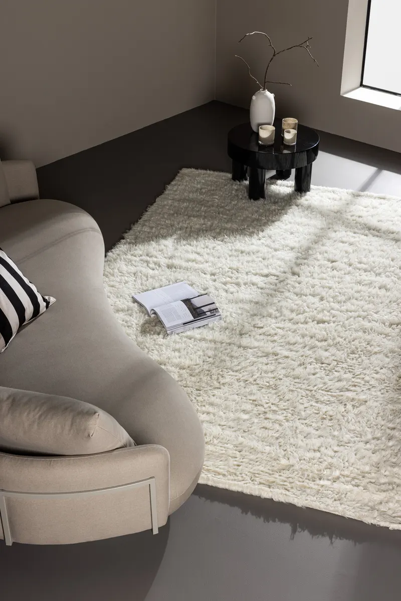 Leiko Wollteppich mit Hochflor, handgewebt in 230 × 160 cm, Weiß, im Wohnraum, Ansicht 1