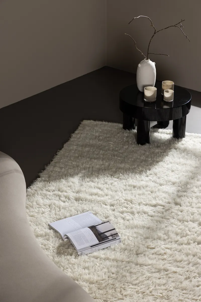 Leiko Wollteppich mit Hochflor, handgewebt in 230 × 160 cm, Weiß, im Wohnraum, Ansicht 2