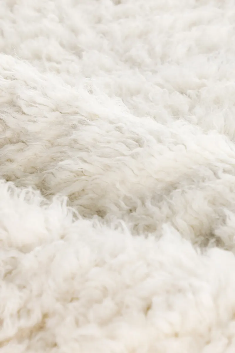 Leiko Wollteppich mit Hochflor, handgewebt in 230 × 160 cm, Weiß, im Wohnraum, Ansicht 3
