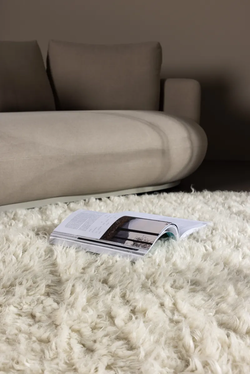 Leiko Wollteppich mit Hochflor, handgewebt in 230 × 160 cm, Weiß, im Wohnraum, Ansicht 4