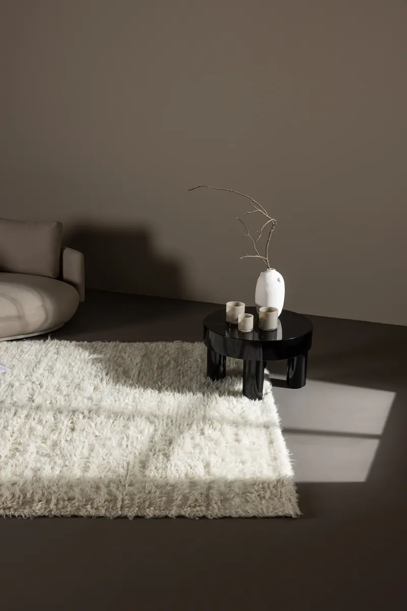 Leiko Wollteppich mit Hochflor, handgewebt in 230 × 160 cm, Weiß, im Wohnraum, Ansicht 5