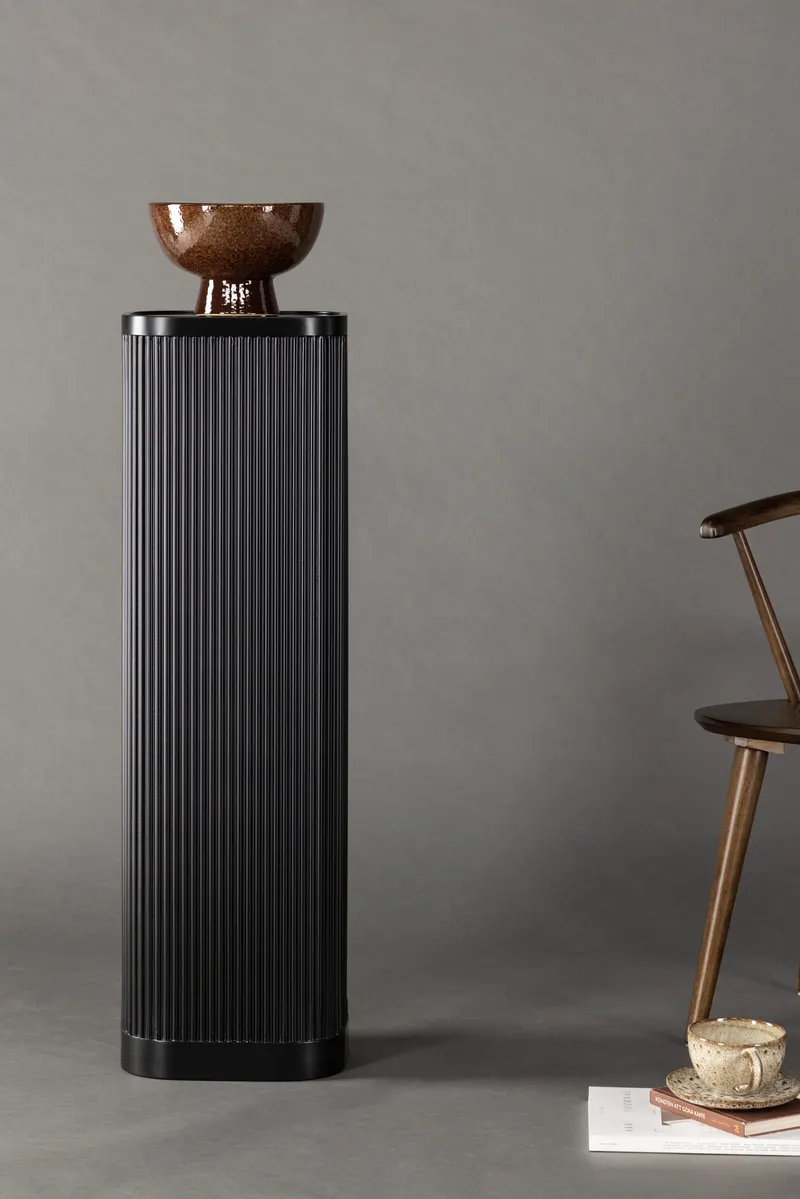 Lenox eckiger Beistelltisch mit Rillen in 30 × 24 cm, Schwarz, im Wohnraum, Ansicht 1