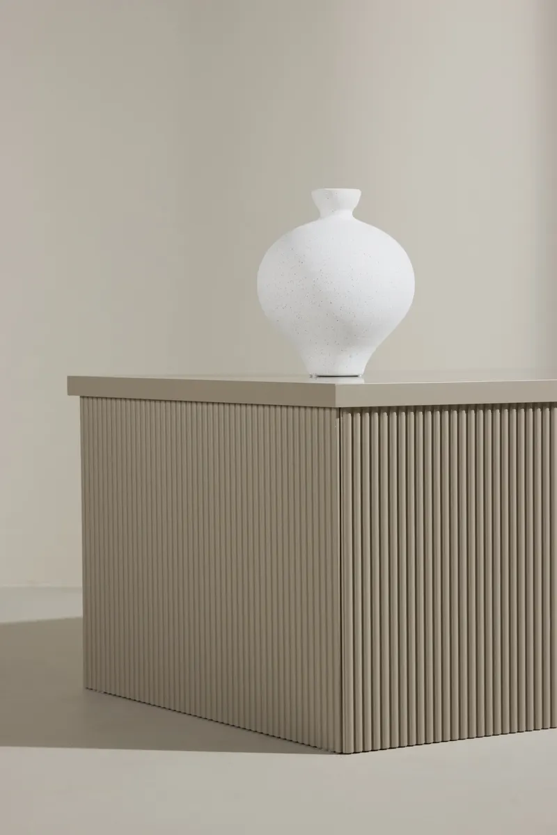 Lenox eckiger Beistelltisch mit Rillen in 80 × 60 cm, Beige, im Wohnraum, Ansicht 2