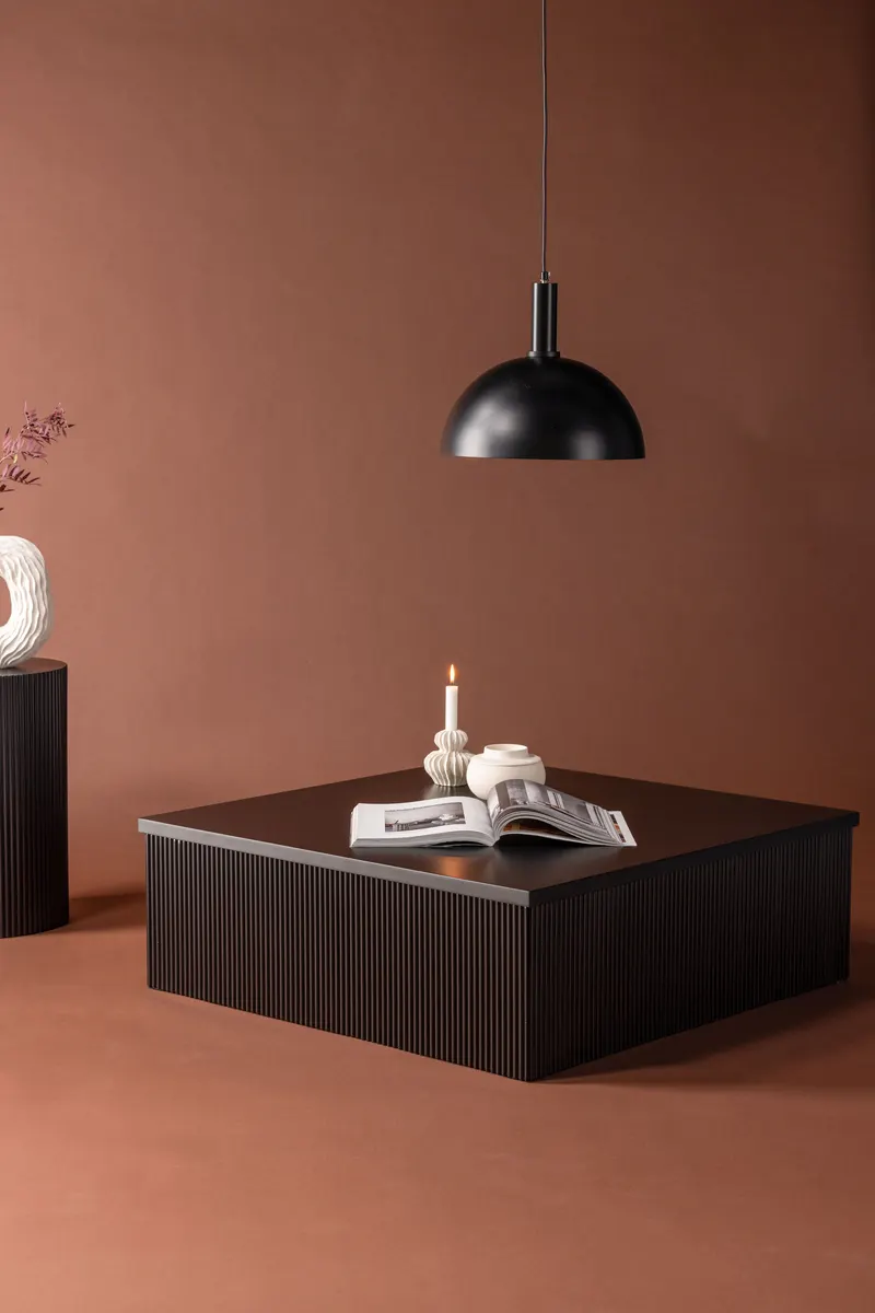Lenox quadratischer Couchtisch 90 × 90 cm mit Rillenstruktur in Schwarz, im Wohnraum, Ansicht 1