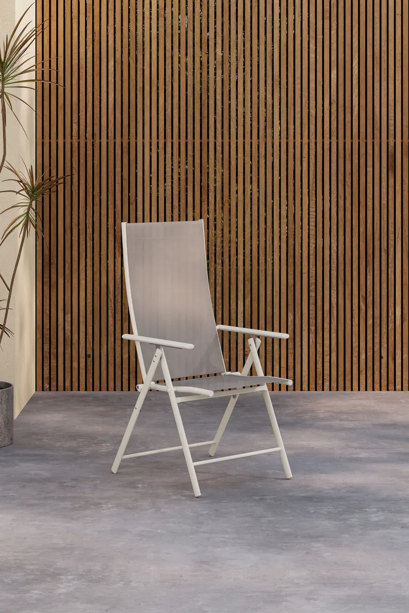 Levanzo klappbarer Gartenstuhl mit verstellbarer Lehne in Beige, im Wohnraum, Ansicht 1