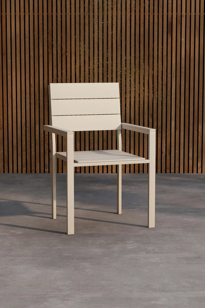 Levels Gartenstuhl mit Armlehnen und Kunstholz-Latten in Beige, im Wohnraum