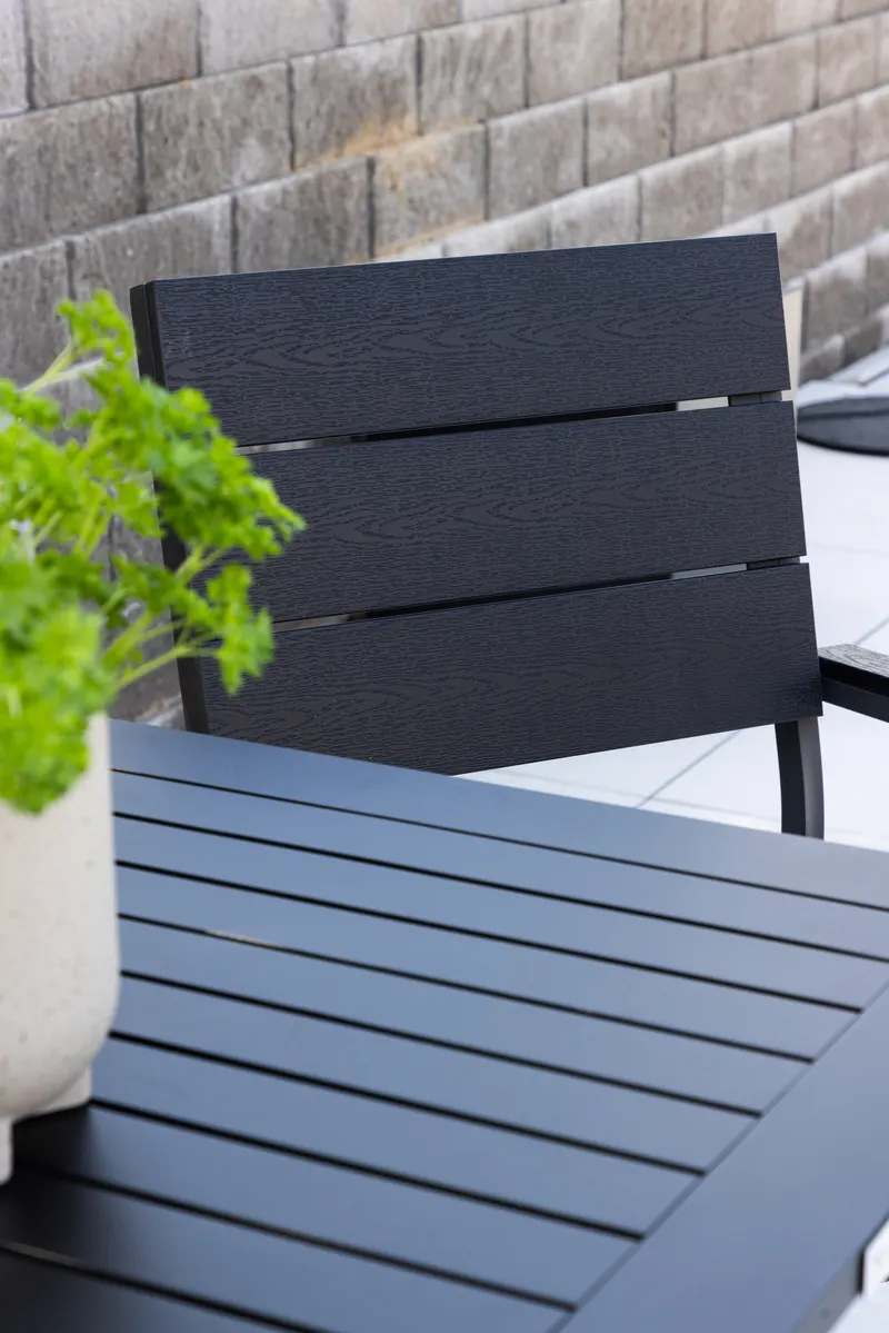 Levels Gartenstuhl mit Armlehnen und Kunstholz-Latten in Schwarz, im Wohnraum, Ansicht 2