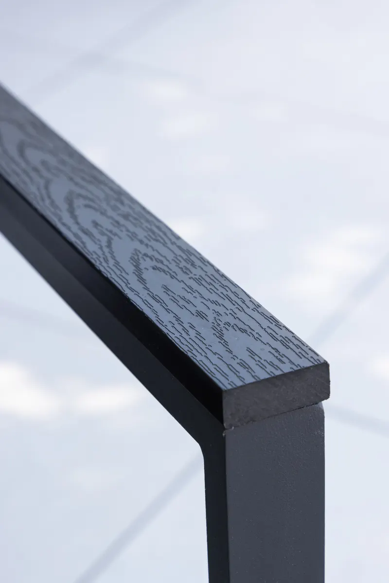 Levels Gartenstuhl mit Armlehnen und Kunstholz-Latten in Schwarz, im Wohnraum, Ansicht 3