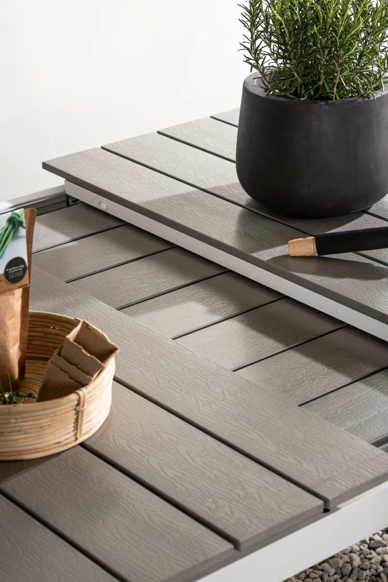 Levels ausziehbarer Gartentisch mit Kunstholzplatte und Aluminiumgestell in 229 × 100 cm, Grau, Gestell Weiß, im Wohnraum, Ansicht 4