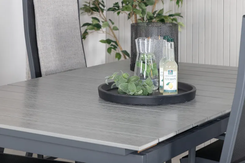 Levels & Copacabana Gartenmöbel-Set mit Ausziehtisch und 4 Hochlehnern in Grau, Gestell Schwarz, im Wohnraum, Ansicht 4