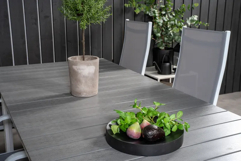 Levels & Copacabana Gartenmöbel-Set mit Ausziehtisch und 8 Hochlehnern in 229 × 100 cm, Grau, Gestell Weiß, im Wohnraum, Ansicht 5