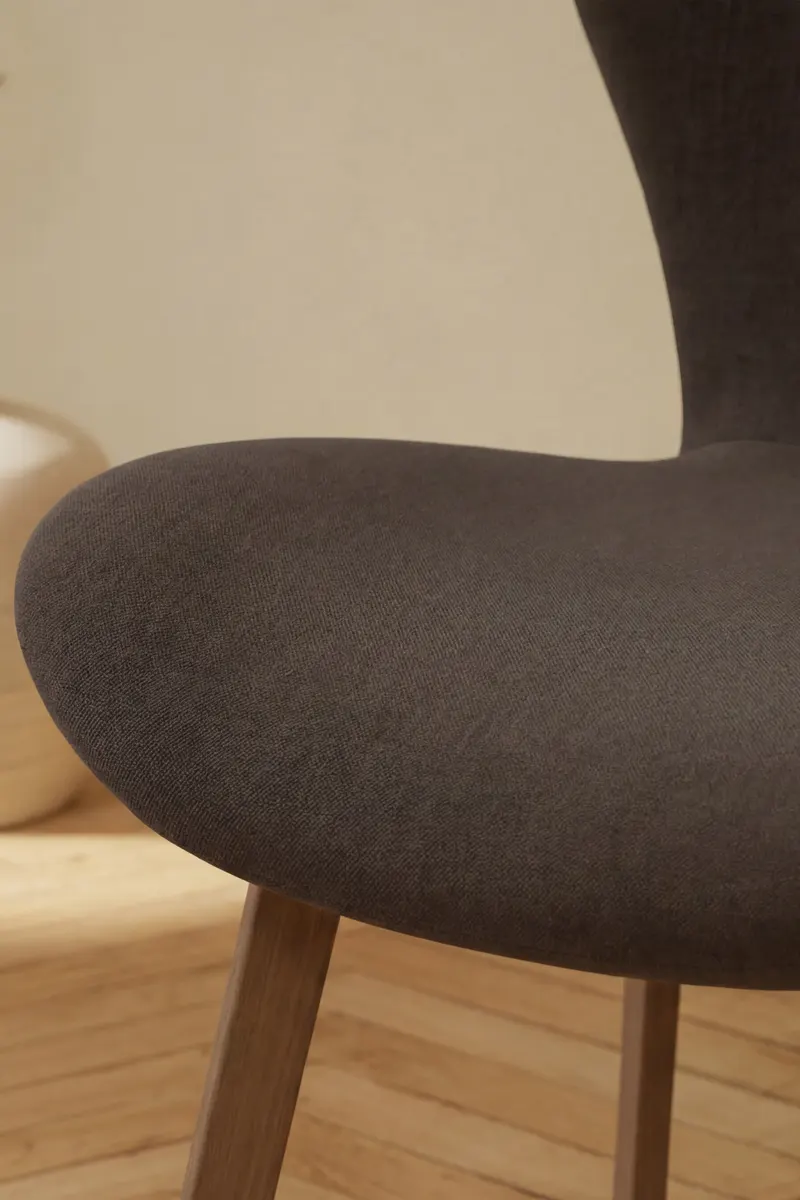 Lilja gepolsterter Esszimmerstuhl in Braun, Gestell Mokka, Polyester in Leinenoptik, im Wohnraum, Ansicht 4