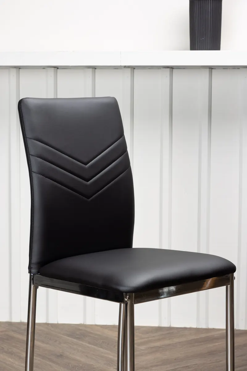 Lily gepolsterter Esszimmerstuhl in Schwarz, Gestell Silber, PU-Kunstleder, im Wohnraum, Ansicht 2