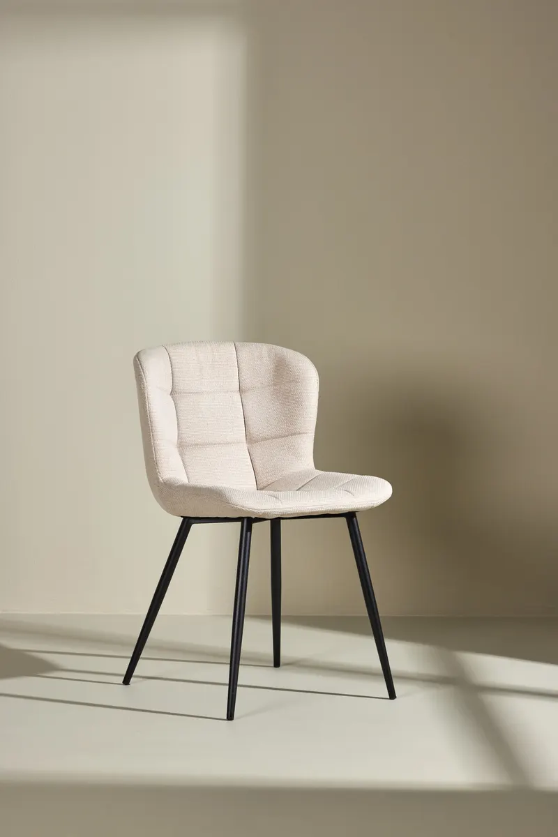 Lily gepolsterter Esszimmerstuhl in Beige, Gestell Schwarz, Polyester, im Wohnraum, Ansicht 1