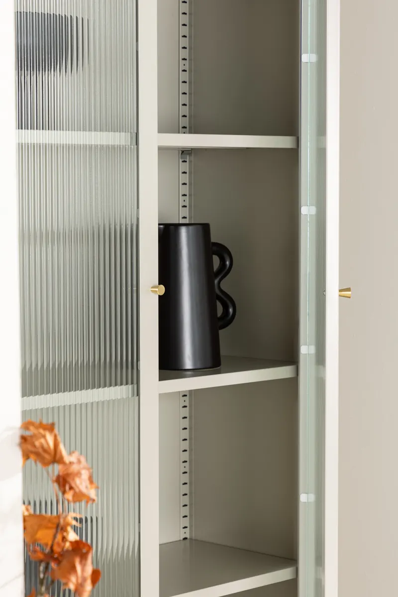 Lima Highboard aus Stahl mit Glastüren in 35 × 180 × 80 cm, Beige, im Wohnraum, Ansicht 4