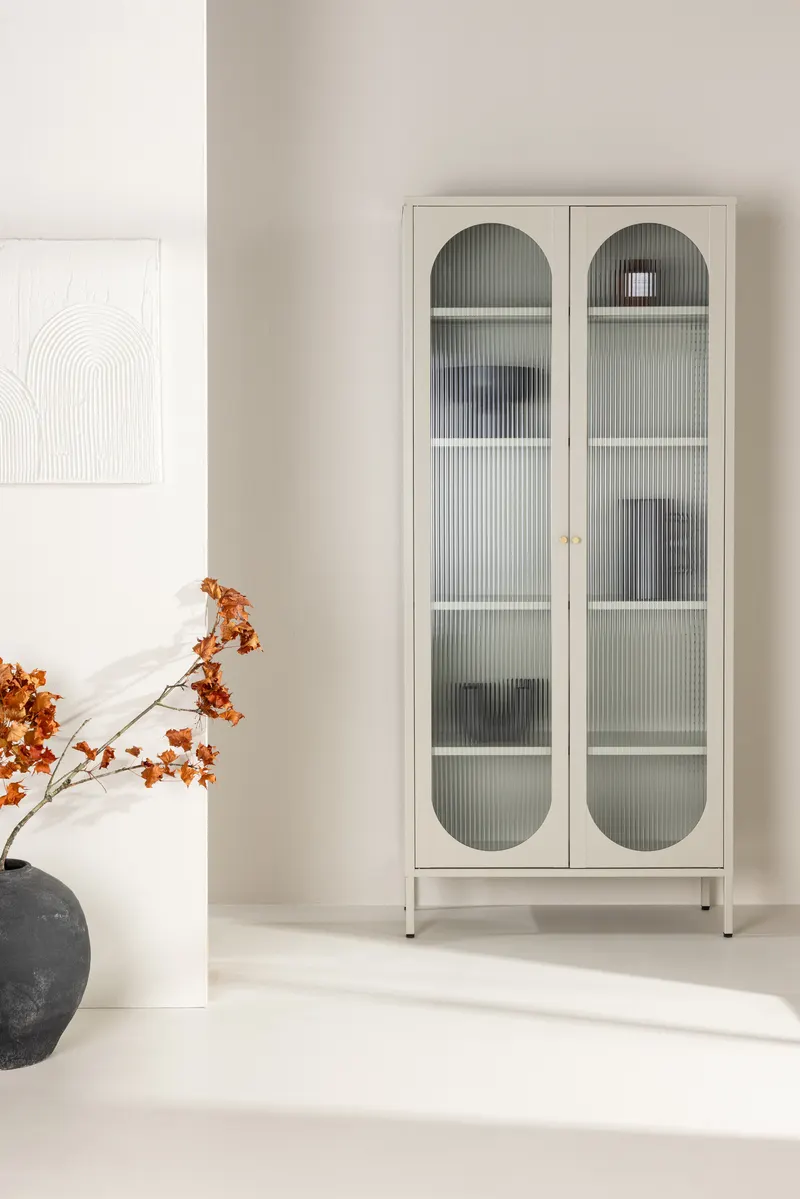 Lima Highboard aus Stahl mit Glastüren in 35 × 180 × 80 cm, Beige, im Wohnraum, Ansicht 1