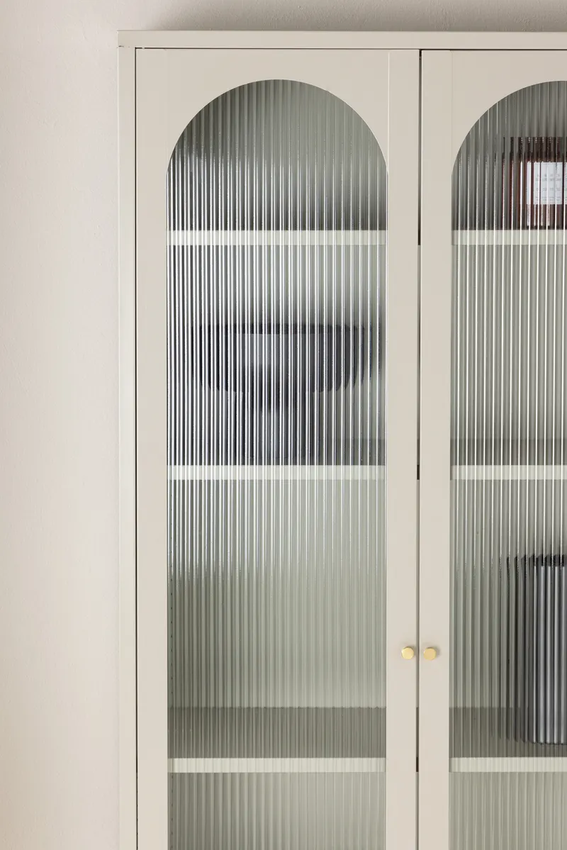 Lima Highboard aus Stahl mit Glastüren in 35 × 180 × 80 cm, Beige, im Wohnraum, Ansicht 2